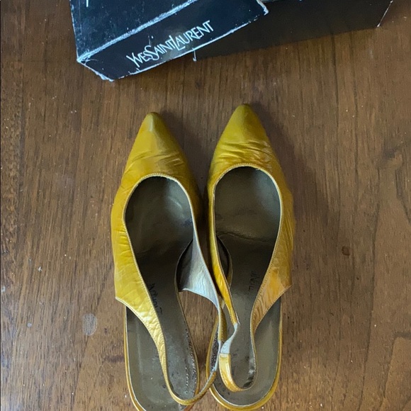 10:06 - Vintage YSL Liquid Gold Patent Leather Slingbacks - Picture 4 of 12